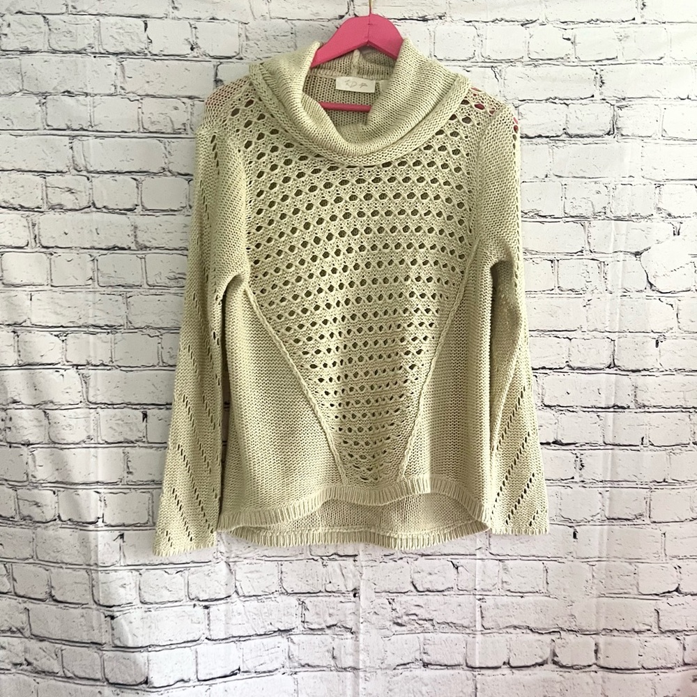 RD STYLE. Cream sweater. Size M